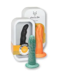 Ylva & Dite - Dildo Leda - Metallic Groen -Masturbators winkel Ylva Dite Dildo LEDA metallic groen 6 eada2819 e475 4b9c 8d2b eede03bf6cf2